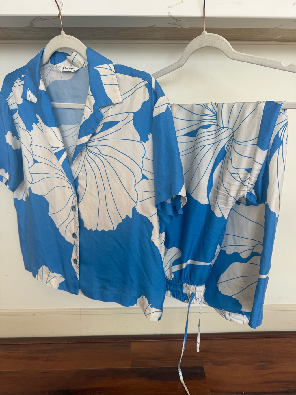 Tori Richard Blue And White Mulberry Silk Set